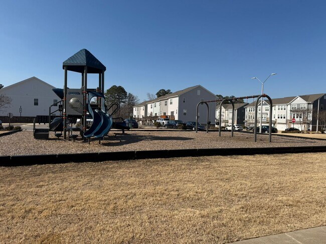 Building Photo - Spacious townhome in Riverwalk