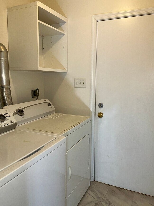 Building Photo - Very well maintained 4BR 2.5BA Colonial mo...