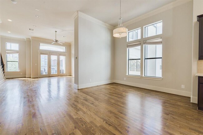 Building Photo - 619 Live Oak St