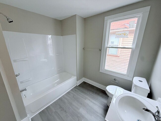 Building Photo - Freshly Renovated Cleveland Duplex Unit with Utilities Included