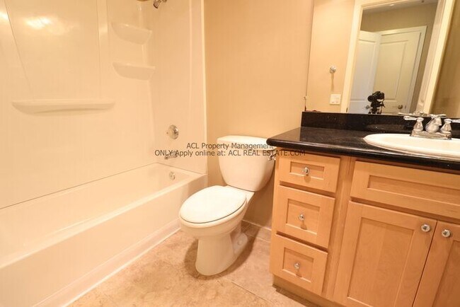 Building Photo - Pefectly Located 2bed 2 bath Unit Affordably Priced