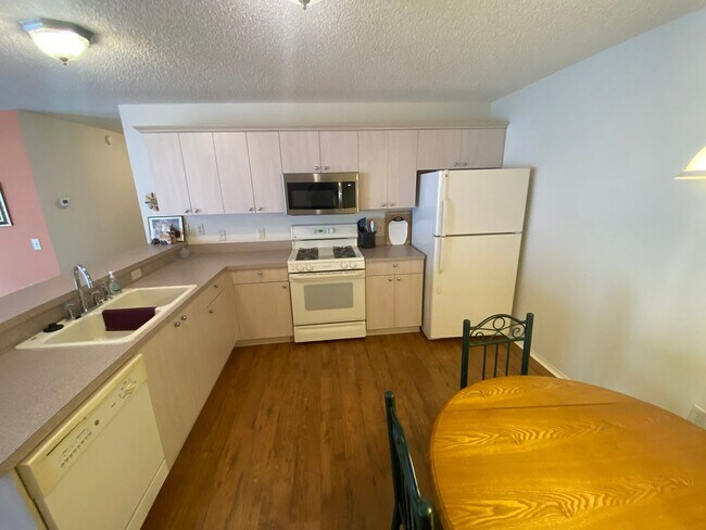 Building Photo - Beautiful 2 + 2 Villa, Mostly Furnished AN...