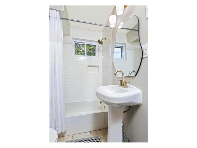 Building Photo - 20660 Holyoke Ave