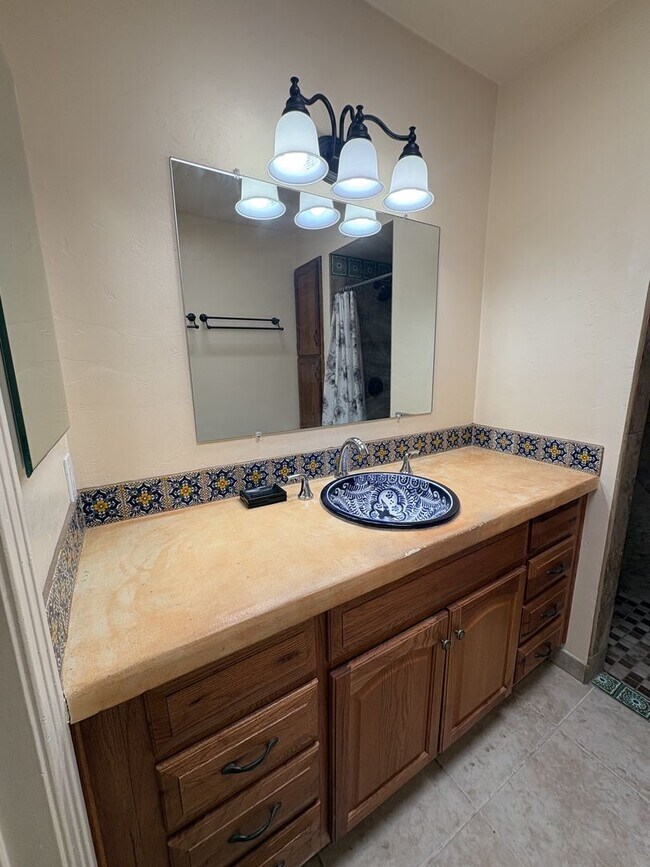 Building Photo - Convenient location in Midvale Park Close to all your needs
