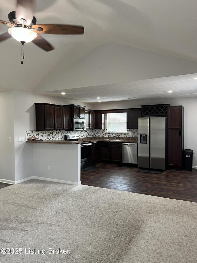Building Photo - 220 Meadowcrest Dr