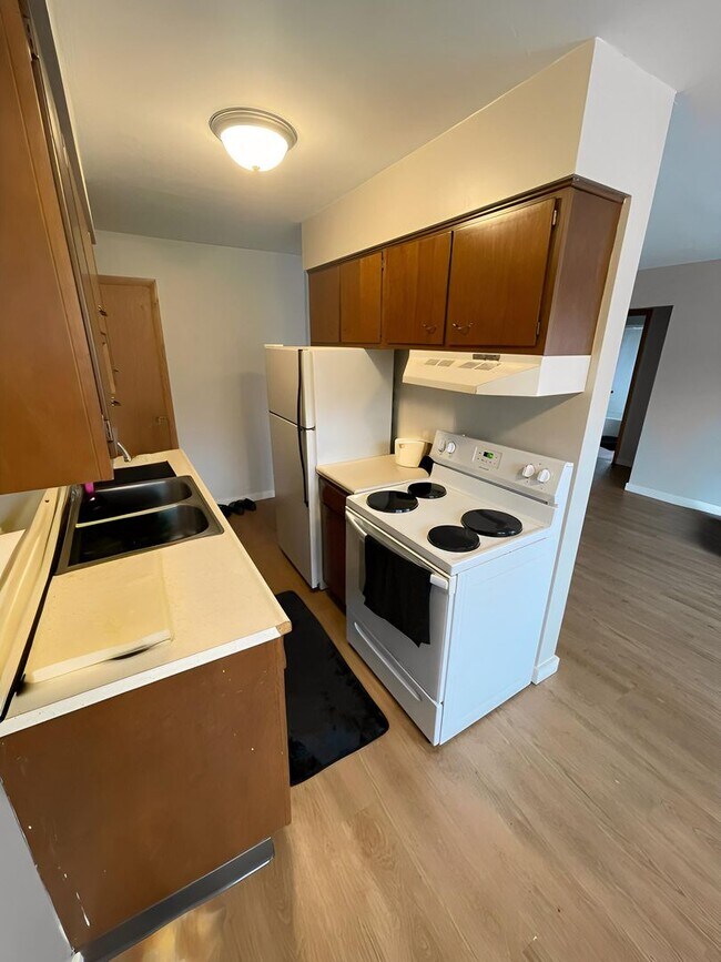 Building Photo - Available July! - 1 Bed 1 Bath Apartment