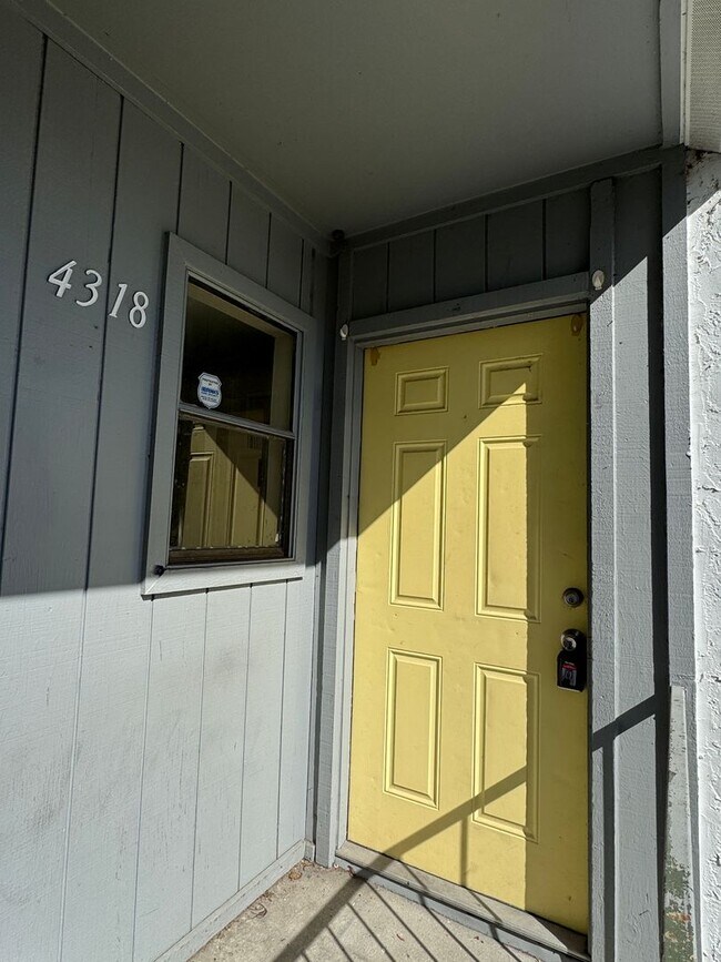 Building Photo - Move-in Ready condo 2/2