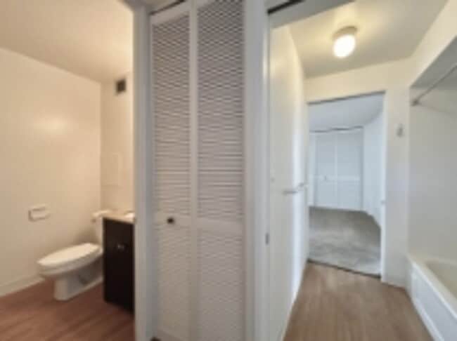 Building Photo - Beautiful golf course views from this Salt Lake - Moanalua condo!