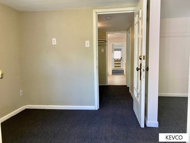 Building Photo - AVAILABLE NOW: Old Town Classic Style Cott...