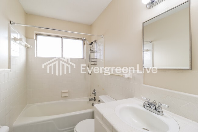 Building Photo - 5024 Lynn Ln