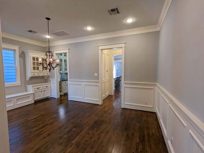 Building Photo - 722 E 29th St