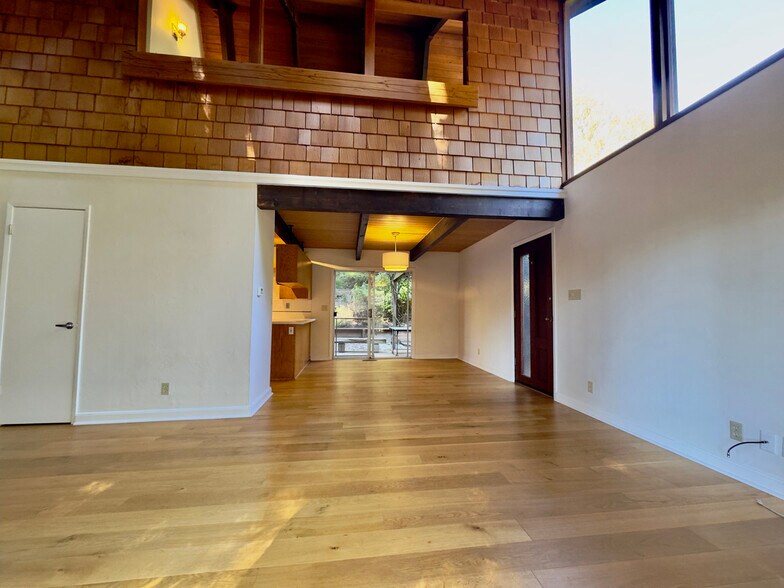 Building Photo - 6583 Valley View Rd