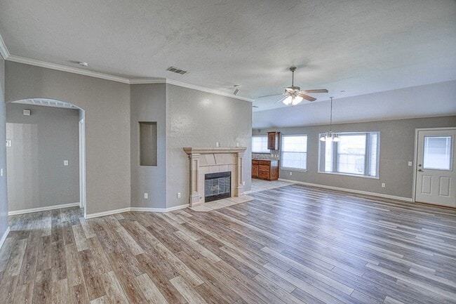 Building Photo - Beautiful Three Bedroom in South Norman!