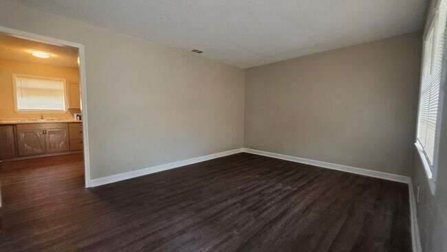 Building Photo - 220 Ebony Ln