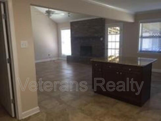 Building Photo - 2135 Baywood Dr