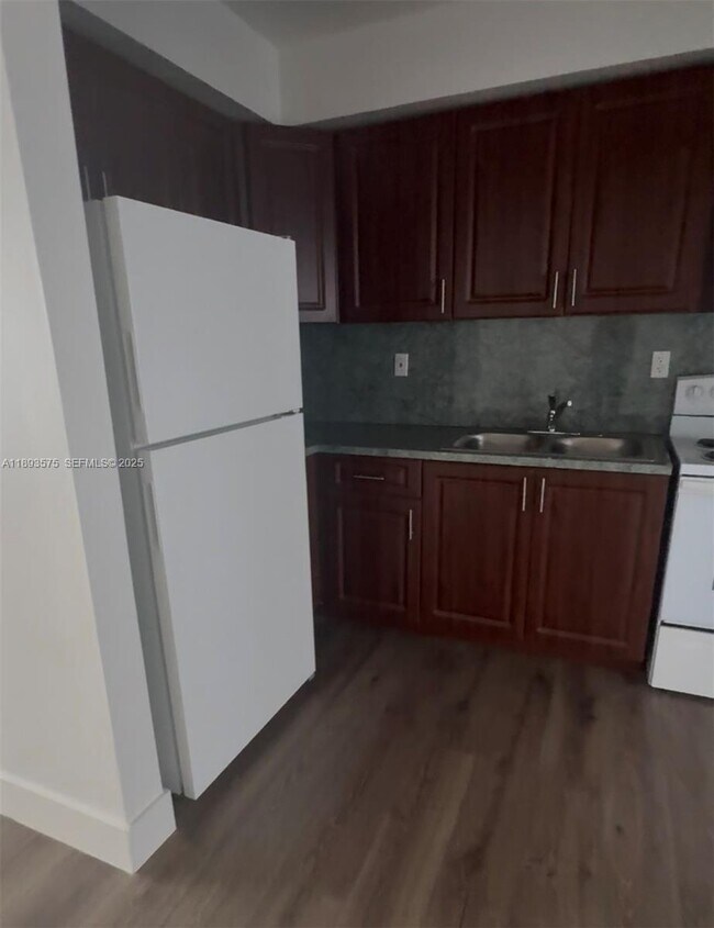 Building Photo - 2046 SW 7th St