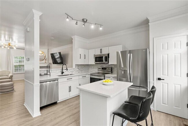 Building Photo - 6720 Stoneleigh Way
