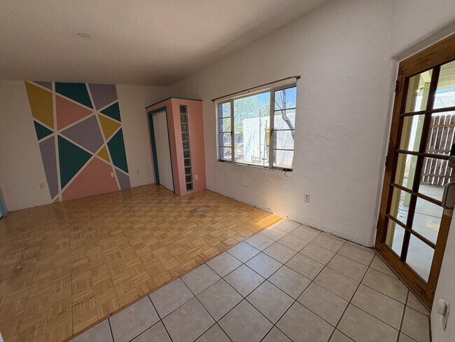 Building Photo - Central Tucson charming historic adobe home