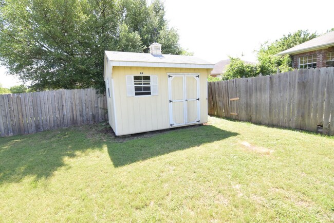 Building Photo - 900 Concho St