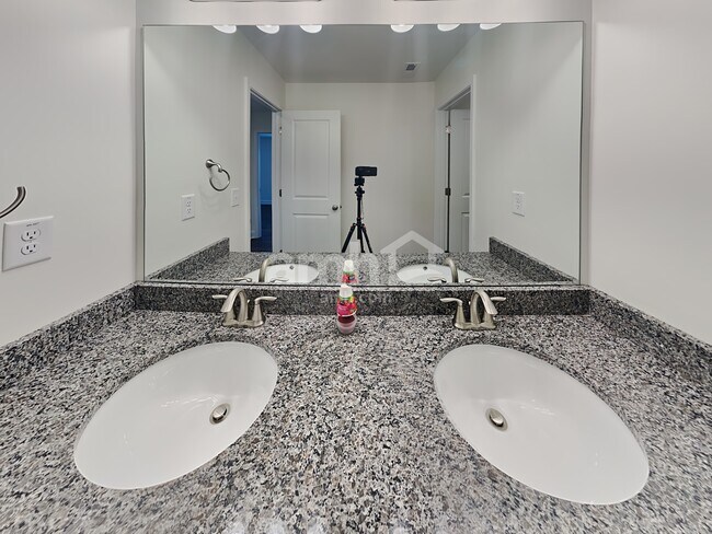 Building Photo - 405 Levon Ct