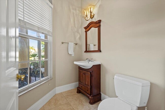 Building Photo - 5829 NW Zenith Dr