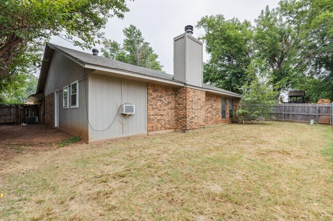 Building Photo - Welcome to this charming 3-bedroom, 2-bath...