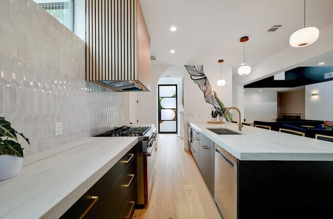 Building Photo - 7809 Woodrow Ave