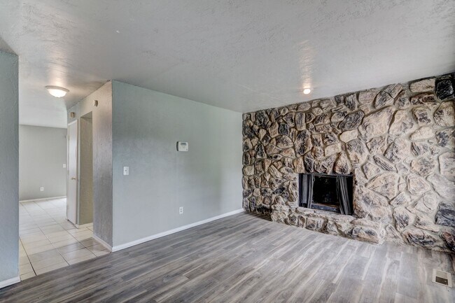 Building Photo - 4 bed 1.5 bath duplex in Midwest City