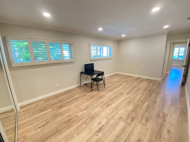 Building Photo - Beautifully Remodeled 3 Bedroom Naples Hou...