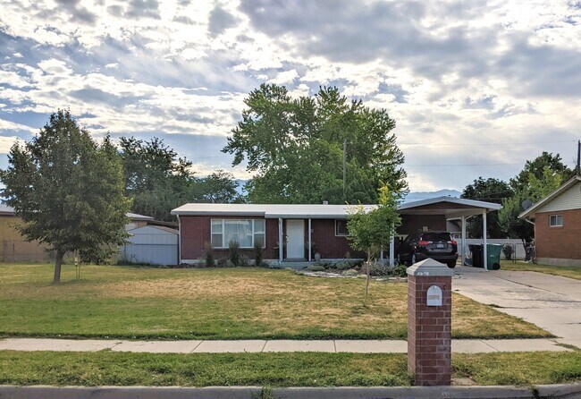 Front Elevation - 1820 N Afton Cir