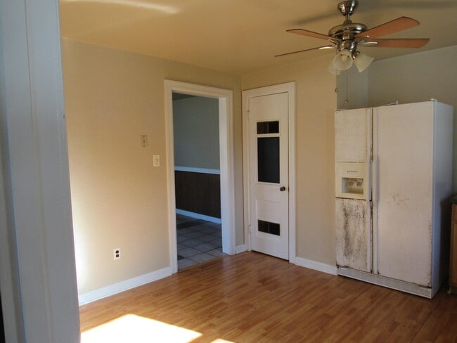 Building Photo - 636 W Washington St