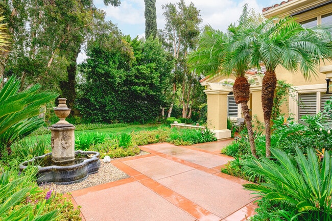Building Photo - Elegant 5BR Furnished Estate with Pool & G...