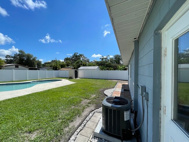 Building Photo - 1515 Sawyerwood Ave