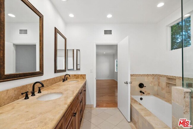 Building Photo - 517 Elm Dr