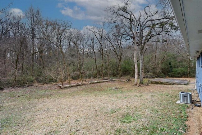 Building Photo - 667 Tara Cir SE