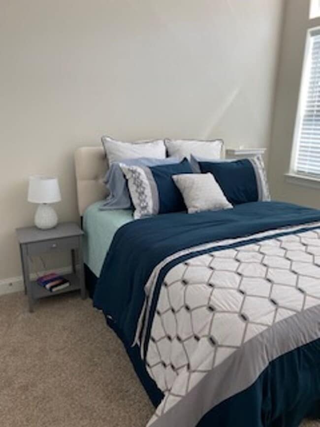 Building Photo - Furnished luxury riverfront condo for rent