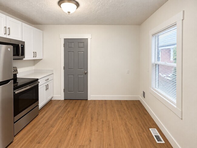 Building Photo - 458 E Lambourne Ave