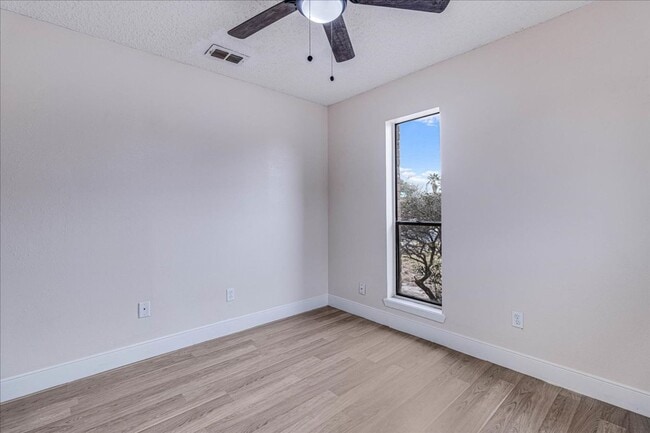 Building Photo - 985 Crossbill St