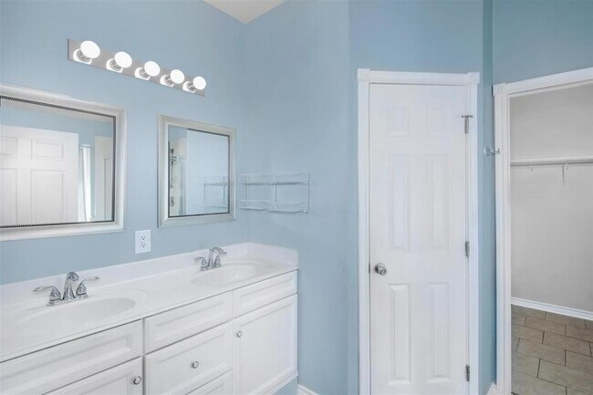 Building Photo - 405 Magnolia Estates Dr