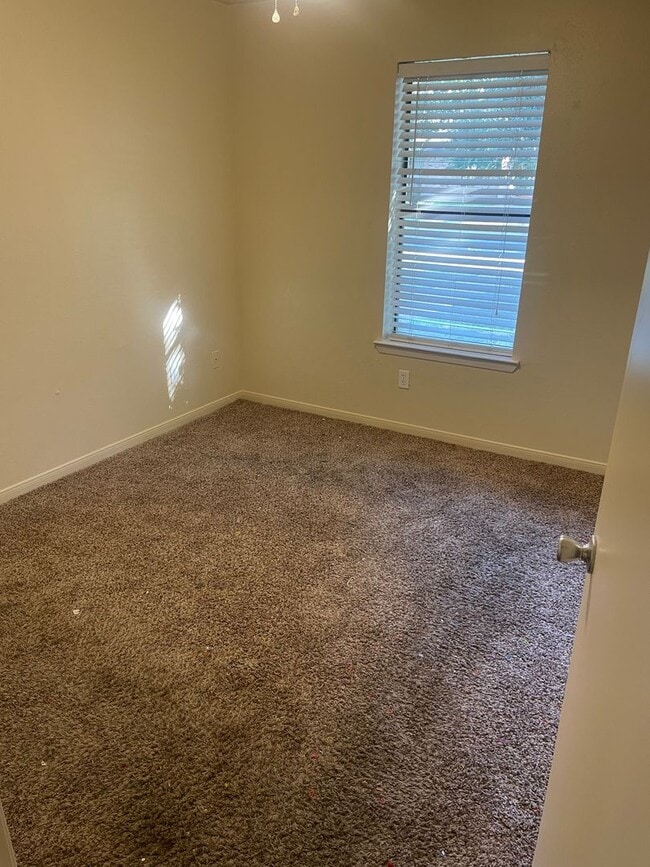 Building Photo - AUGUST PRE-LEASE!  Great 3 bedroom 2 Bathr...