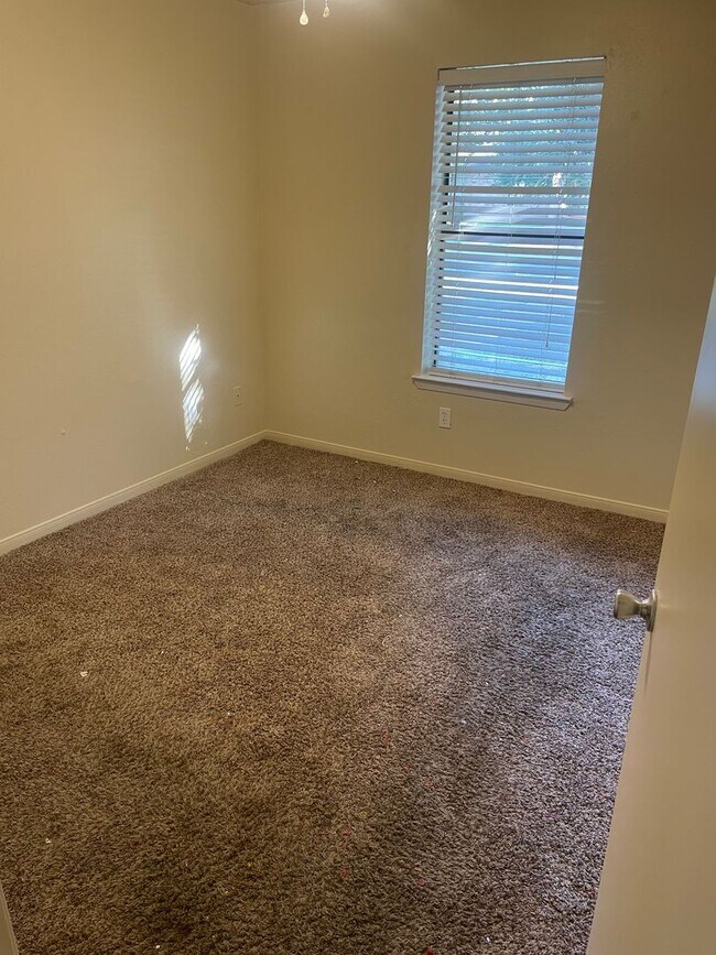 Building Photo - AUGUST PRE-LEASE!  Great 3 bedroom 2 Bathroom Duplex with Small Yard