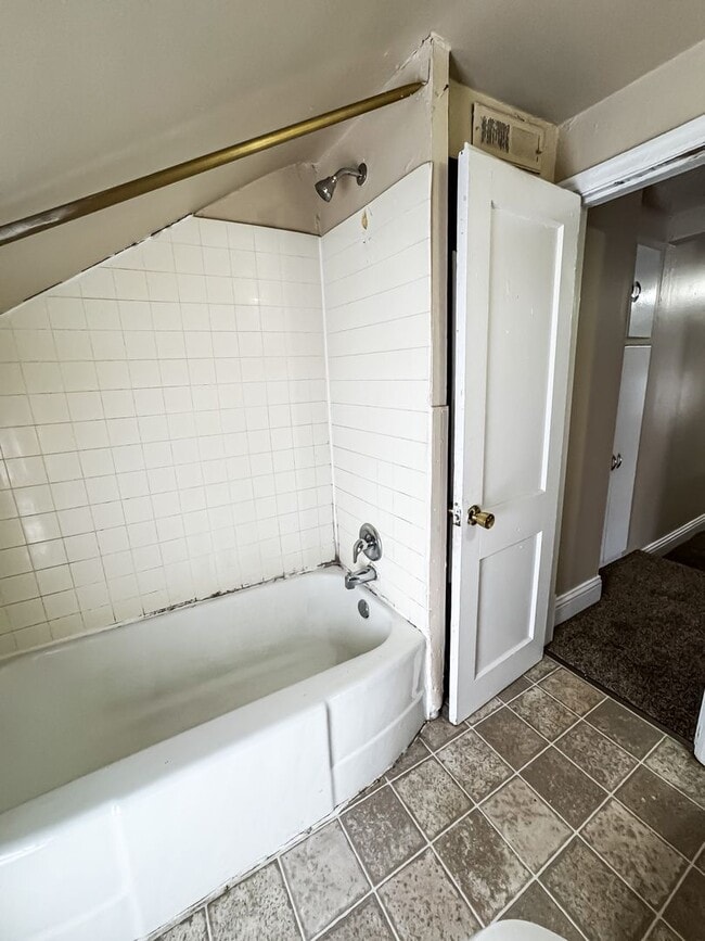 Building Photo - 5 Bed 2 Bath Single Family Home!