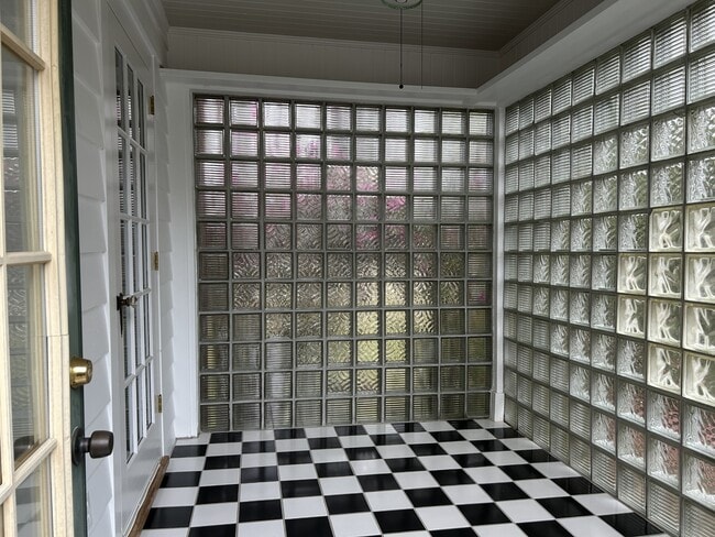 Building Photo - 1701 E Bobe St