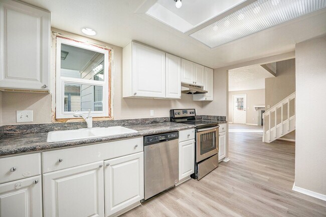 Building Photo - Newly Updates 4-Bedroom, 4-Bathroom Townhouse Available Immediately