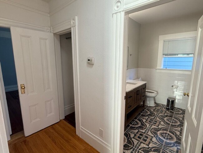 Building Photo - 513 2nd Ave