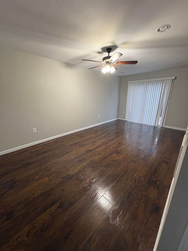 Building Photo - Lovely 3 bedroom Town Home with Fresh Paint and New Flooring Upstairs!! East North Street Area