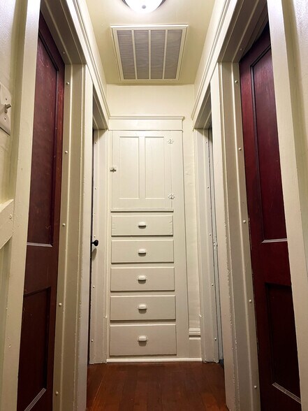 Building Photo - 889 N Main St