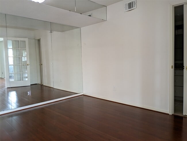 Building Photo - 351 N Post Oak Ln