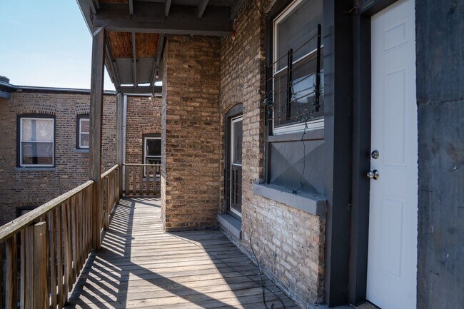 Building Photo - Lincoln Square/Ravenswood - Studio w/ Eat-...