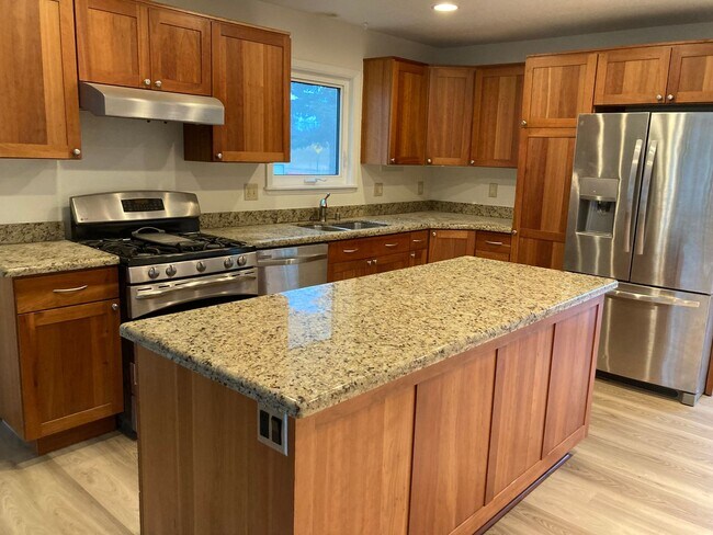 Building Photo - 3 Bedroom Ranch Style Home in Rogers Park!